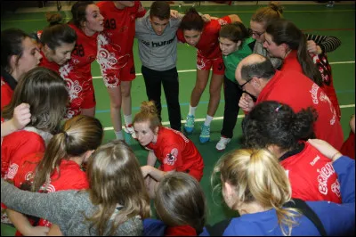 Lors de la saison 2015-2016, les +16 féminines du Brienne Handball ont réalisé un magnifique parcours en Coupe de France départementale en atteignant les 32e de finale après avoir éliminé successivement Bazancourt, Void Vacon et Saint-Mihiel, historique pour le club. Elles sont alors battues en 32e de finale par une équipe vosgienne. Oui mais laquelle ?