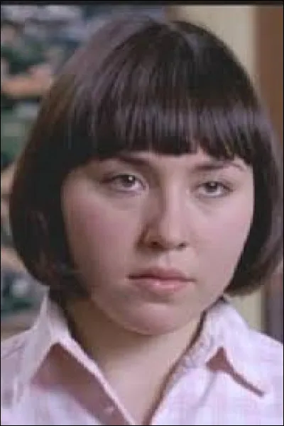 Pourquoi cet élève du nom de Mercedes Souza-Lobo se retrouve dans le bureau de la directrice des études ?