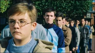 Comment agit le directeur envers les élèves faisant la queue, pour savoir qui est le coupable ?