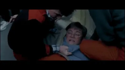 Que voulait faire Marazelle à Daniel dans la cour de récréation avant que Griset n'arrive pour sauver Daniel ?