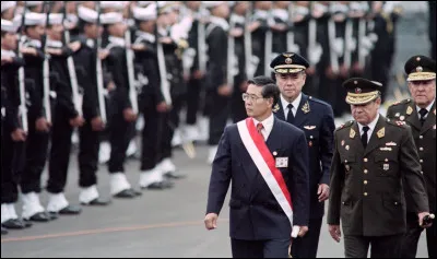 Quel est le nom de l'ancien président du Pérou, aujourd'hui en prison, qui s'est enfui à l'étranger après sa défaite électorale en 2000 ?