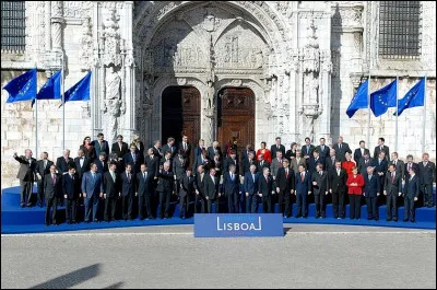 Le traité de Lisbonne ratifié en février 2007 par la France concerne :