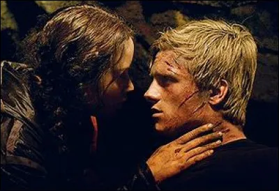 À la fin de la 74e année des Hunger Games, Katniss et Peeta se donnent...