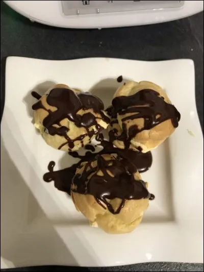 Je vais vous servir 3 petits choux remplis de glace, et recouverts de chocolat fondu ! Quelle est cette "douceur" ?