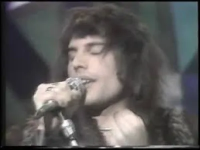 Qui a &eacute;crit et compos&eacute; "Keep Yourself Alive" ?