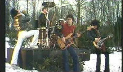 Qui a &eacute;crit et compos&eacute; "Spread Your Wings" ?