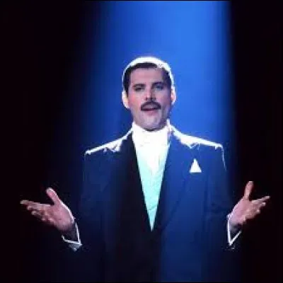 Qui a &eacute;crit et compos&eacute; "Who Wants to Live Forever" ?