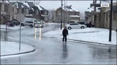 Le sol est glissant parce qu'...