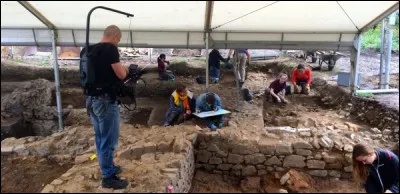 Quelles équipes universitaires sont déjà venues fouiller à Bibracte ?
(3 réponses exactes)