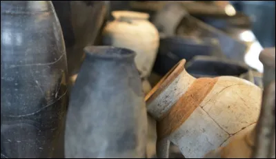 Où sont conservés et/ou sont exposés les objets trouvés en fouille à Bibracte ?