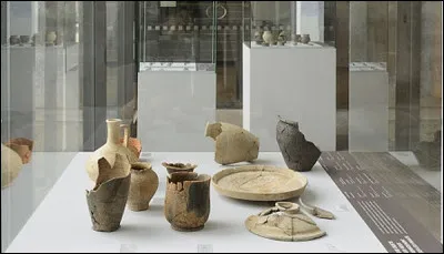 Quels fruits carbonisés a-t-on retrouvés dans des urnes funéraires à Bibracte ?