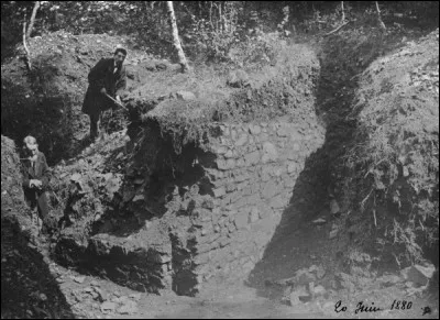 Quels objets appartenant aux premiers fouilleurs de Bibracte, a-t-on retrouvés par la suite en fouille ?
(3 réponses exactes)