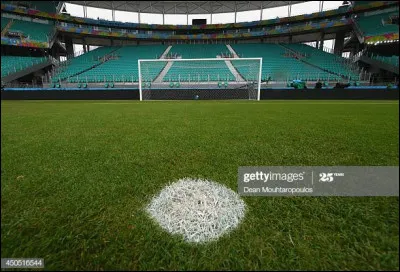 Sur un terrain de football &agrave; 11, &agrave; quelle distance du but se trouve le point de penalty ?