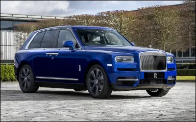 Passons ensuite au summum du luxe britannique : Rolls-Royce ! Vous avez sous les yeux l'unique SUV de la marque. Il dispose de portes-suicide et d'une séparation vitrée entre le coffre et les sièges arrières. Il est très prisé des ultra-riches amateurs de SUV, et ceux-ci y investissent 300 000 euros :