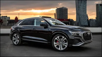 Retournons en Allemagne et découvrons ce SUV de chez Audi. Très moderne et anguleux, son prix est "raisonnable" par rapport aux précédents modèles, et coûte 75 000 euros :