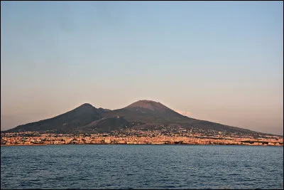 De quelle ann&eacute;e date la derni&egrave;re &eacute;ruption du V&eacute;suve, ce volcan bordant la baie de Naples ?