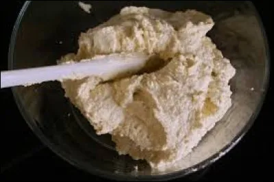 Lequel de ces g&acirc;teaux a pour ingr&eacute;dient principal la cr&egrave;me d'amandes ?