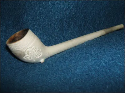 En sculpture, quel nom porte le marteau à deux têtes, de forme carrée, découpées en pointe de diamant ?