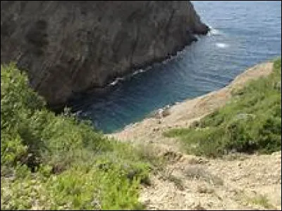 À quelle distance se situe-t-elle du rivage ?