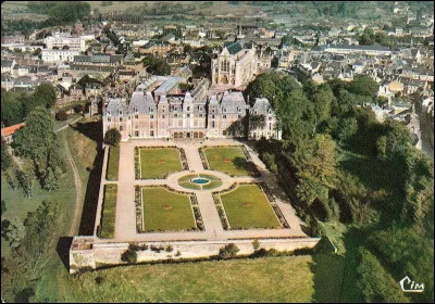Ville de 8 000 habitants du département de Seine-Maritime, traversée par la Bresle :