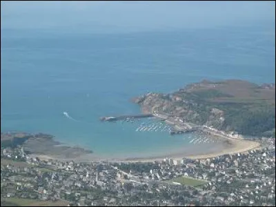 Petite ville et station balnéaire de la côte de Penthièvre, dans le département des Côtes-d'Armor :