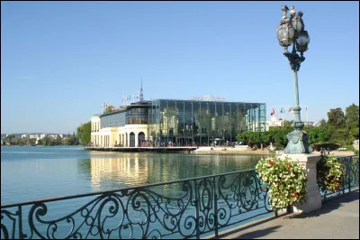 Ville du Val-d'Oise, unique station thermale d'Île-de-France, avec son lac et son casino :