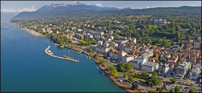 Ville de 9 000 habitants du département de Haute-Savoie, bordée par le lac Léman, connue comme ville thermale et pour son eau minérale :