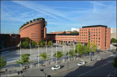 Ville nouvelle de 50 000 habitants, bordée par la Seine, chef-lieu du département de l'Essonne :