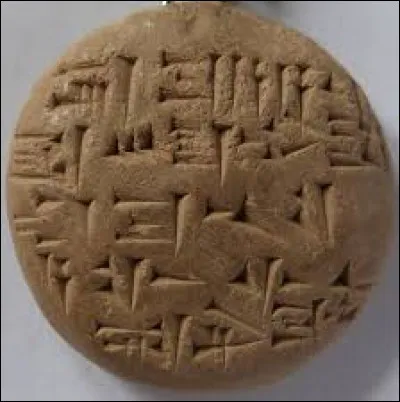 Quelle &eacute;criture ressemble &agrave; des traces de clous ?