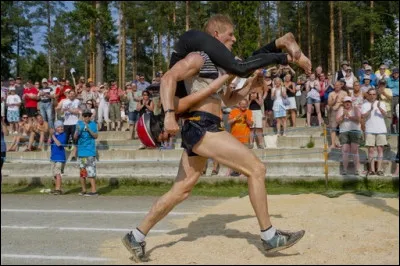 Dans quel pays, le sport consistant à porter sa femme est-il né ?