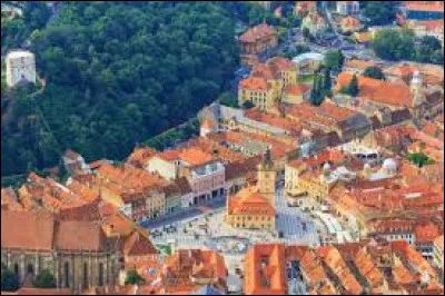 Corona est le nom latin de la ville de Brașov (ville de la couronne). Où est située cette ville ?
