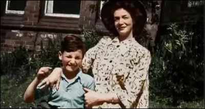 Qui a composé la chanson "Julia" ?
À qui était-elle destinée ?