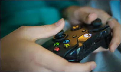 Ton ami t'envoie un message pour te proposer une soirée jeux vidéos ! Quelle est ta réaction ?