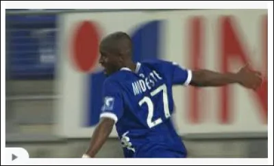 Anthony Modeste fait une belle saison à 15 buts avec le SC Bastia, ce qui attire les sirènes étrangères en 2013. Bordeaux, club prêteur le vend. Mais où est-il maintenant ? (3 millions, une modeste somme...)