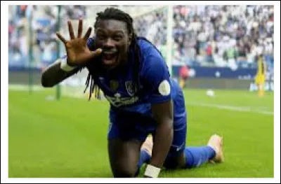 Où joue maintenant Bafetimbi Gomis, parti en retraite dorée en 2019 suite à un passage à Galatasaray, après avoir fait les beaux jours de Marseille, Lyon et Saint-Étienne, pour un transfert de 6 millions d'euros ?