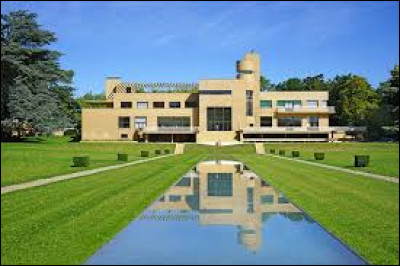 Où est située cette villa, emblème du style moderniste, de 1932, commandée par l'industriel Paul Cavrois ?