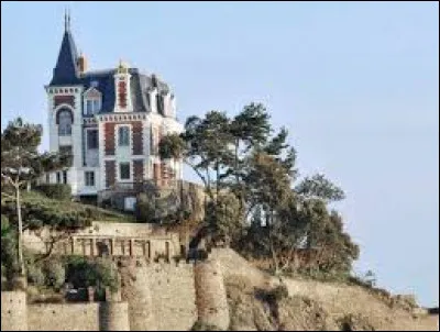 Cette remarquable villa ''Les Roches Brunes'' a &eacute;t&eacute; construite en 1896 par les fr&egrave;res Poussineau &agrave;...