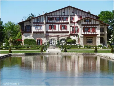 O&ugrave; Edmond Rostand fit-il construire sa villa Arnaga o&ugrave; il r&eacute;sida de 1906 &agrave; 1918 et que nous pouvons maintenant visiter ?