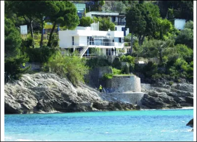 La villa E-1027, fut pens&eacute;e par les Architectes Eileen Gray et Jean Badovici comme un manifeste d'architecture moderne &agrave;...