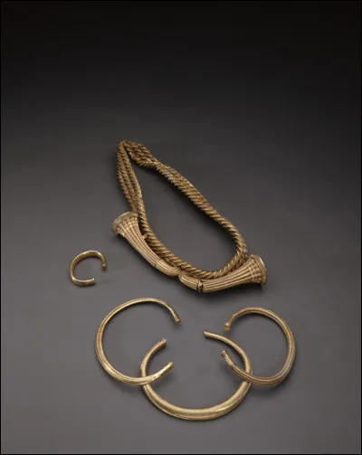 Quel est le dépôt quasi identique à celui de Guînes (Pas-de-Calais), notamment par son assemblage mobilier ?