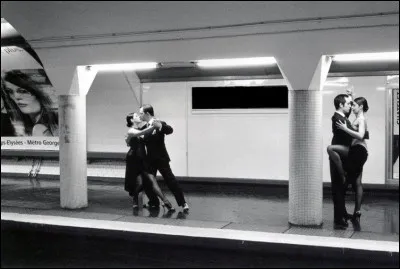 Dans quelle station de métro ces danseurs évoluent-ils ?