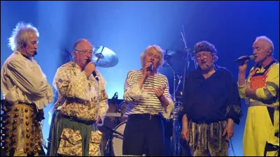 Quel groupe breton chantait ces paroles ''J'entends le loup le renard et la belette'' ?