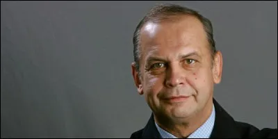 Il a été conseiller diplomatique de Gorbatchev et assurée, de 1985 à 1990, la promotion de la perestroïka en France ; puis il est devenu écrivain à succès sur l'histoire de la Russie. C'est ... Fédorovski.