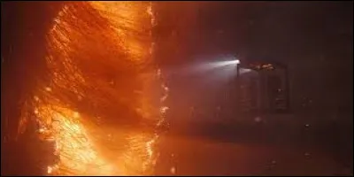 À la fin de la saison 2 le portail est fermé. Mais au début de la saison 3, on le ré-ouvre. Mais qui fait ça ?