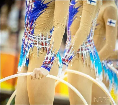 A l'international, en ensemble, combien de gymnastes évoluent en même temps sur le praticable ?