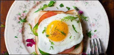 Le samedi, on déjeune _________.