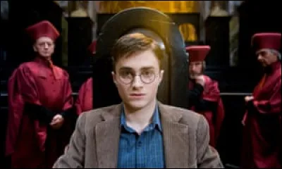 Qui accompagne Harry &agrave; son audience au minist&egrave;re de la Magie ?