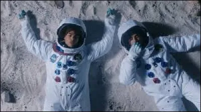 Quel est le titre de la chanson qu'il interprète avec Gambi ?