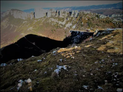 Comment appelle-t-on le versant nord d'une montagne ?