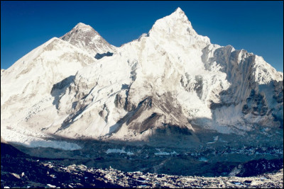 Qui le premier en 1953 a vaincu l'Everest, la plus haute montagne avec 8 848 mètres et à en être revenu vivant ?
